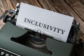 Mechanische Schreibmaschine mit bedrucktem Papier mit dem Wort Inclusivity